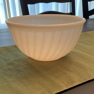 Excellent Vintage Fire King Anchor Hocking White Milk Glass Swirl Mixing Bowl